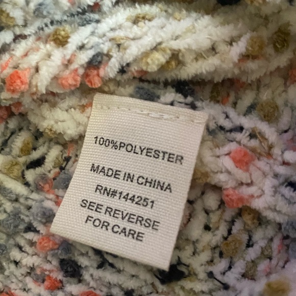 Moon and Madison Turtle Neck Knitted Sweater. Size large - Picture 4 of 4